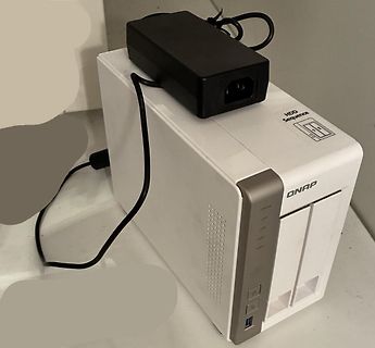 QNAP NAS Speichergerät mit Netzteil