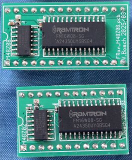 Zwei Leiterplatten mit RAMTRON FM16W08-SG Chips