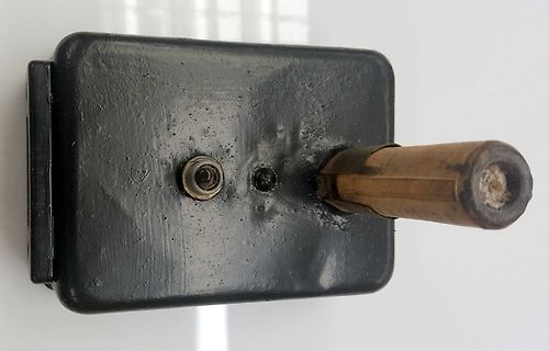 Nahaufnahme eines schwarzen Gehäuses mit Kabelanschluss