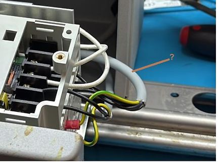 Verkabelung in einem Metallgehäuse