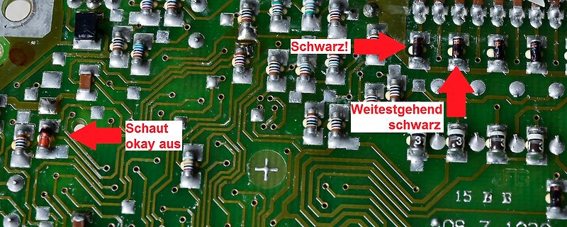 Leiterplatte mit Bauteilen und Beschriftungen