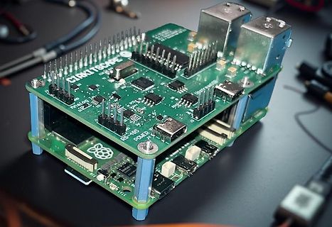 Zwei gestapelte Leiterplatten mit Raspberry Pi Komponenten