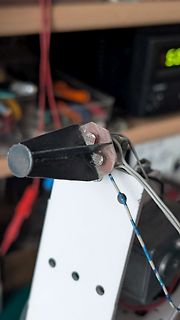 Freie Verdrahtung und Bauteile auf Werkstattuntergrund