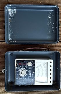 Altes analoges Multimeter in einem Metallkoffer