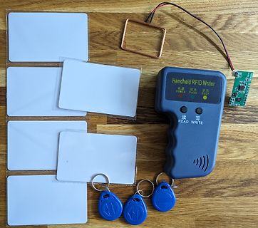 Handheld RFID Writer mit Karten und Schlüsseln