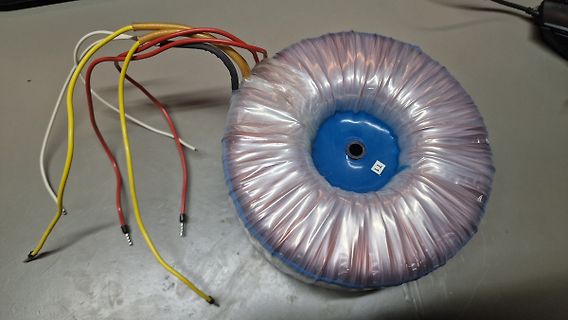 Toroidtransformator mit Anschlussleitungen