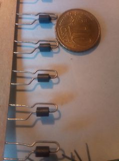 Elektrolytkondensatoren mit 10 Cent Münze zum Größenvergleich