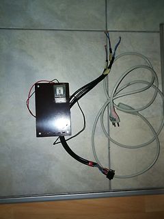 Elektronikbauteil mit Kabeln auf Fliesenboden