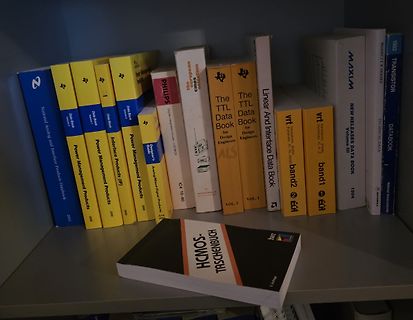 Bücherregal mit Elektronik-Fachbüchern