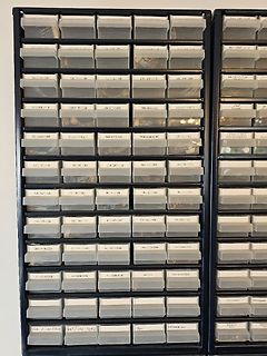 Schubladenschrank mit beschrifteten Kleinteileboxen