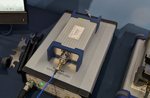 Vector Network Analyzer auf einem Arbeitstisch