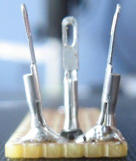 Nahaufnahme von drei Pin-Header-Stiften auf einer Leiterplatte