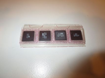 Vier ATmega128L Mikrocontroller auf einer Halterung