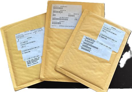 Drei Versandtaschen mit Etiketten
