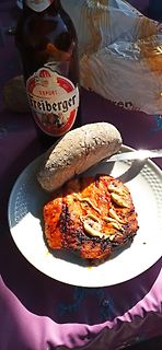 Bier, Brot und Fleisch auf einem Tisch