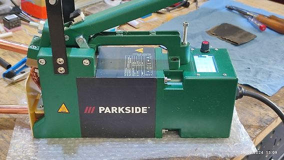 Parkside Presswerkzeug auf Werkstattunterlage