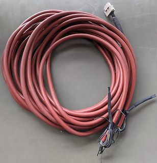 Aufgewickeltes rotes Kabel mit Steckverbindern