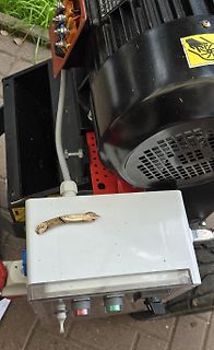 Elektromotor mit Steuergerät und Anschlussklemmen