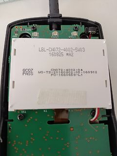 Geöffnetes elektronisches Gerät mit Leiterplatte und Etikett
