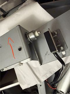 Mechanische Bauteile und Kabel in einem Gehäuse