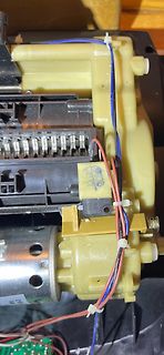 Innenansicht eines mechanischen Bauteils mit Kabeln und Motor