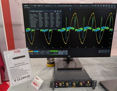 Abfotografierter Monitor mit Oszilloskop-Messwerten und UNI-T Gerät