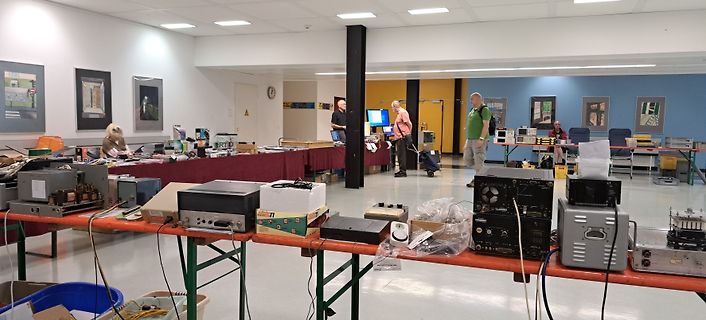 Elektronikgeräte und Messaufbau in einem Raum