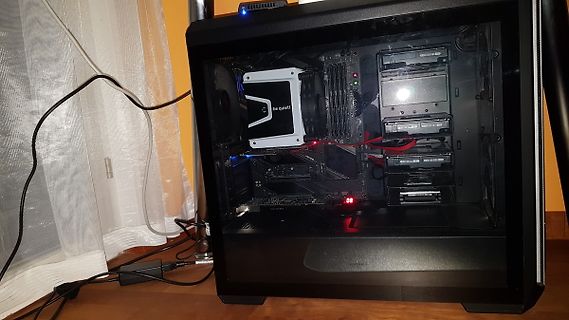 Innenansicht eines PC-Gehäuses mit Komponenten