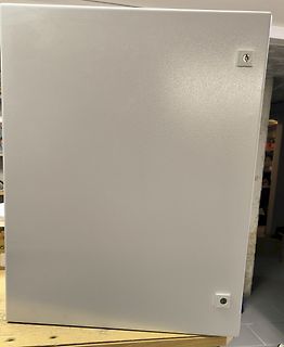 Weißer Schaltschrank oder Gehäuse auf Werkbank