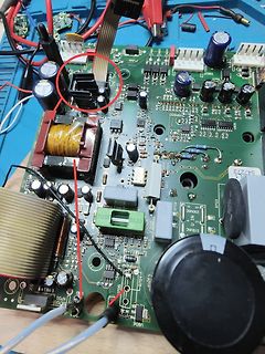 Leiterplatte mit elektronischen Bauteilen und Markierungen
