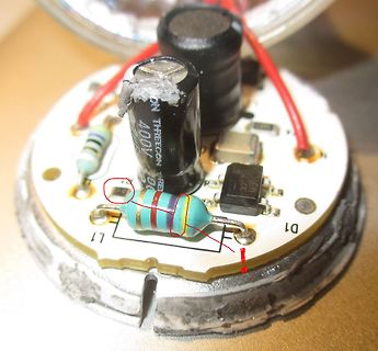 Nahaufnahme einer Leiterplatte mit elektronischen Bauteilen
