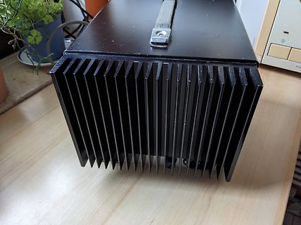 Schwarzes Gehäuse mit Kühlrippen