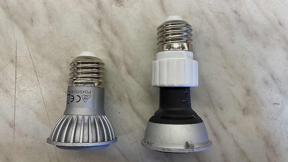 Zwei LED-Leuchtmittel mit unterschiedlichen Fassungen