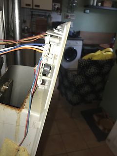 Innenansicht eines Elektrogeräts mit Kabeln und Steckverbindern