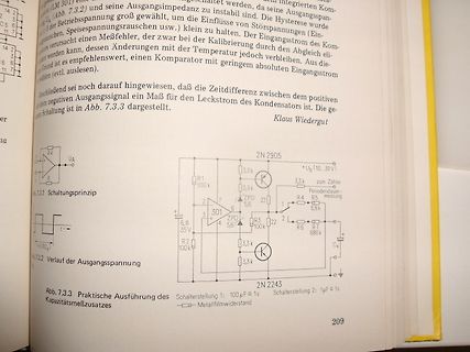 Schaltplan eines Kapazitätsmesszusatzes in einem Buch