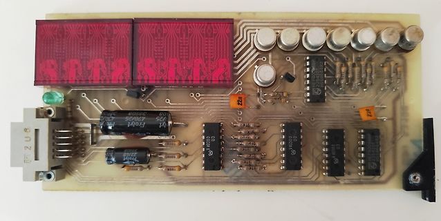 Foto einer geätzten Leiterplatte mit elektronischen Bauteilen