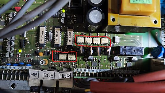 Detailaufnahme einer bestückten Leiterplatte mit elektronischen Bauteilen
