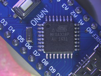 Nahaufnahme eines Arduino Nano Mikrocontrollers