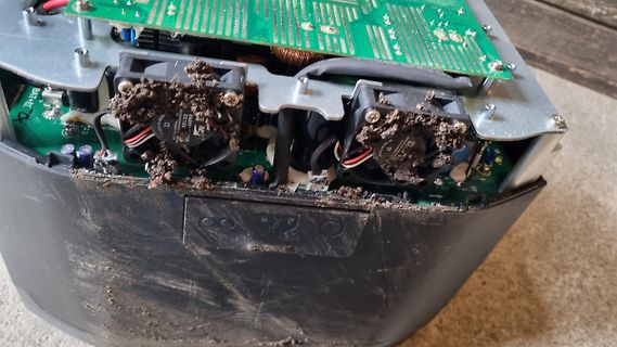Geöffnetes elektronisches Gerät mit starker Staubansammlung
