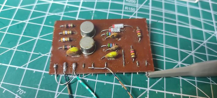 Foto einer kleinen Leiterplatte mit elektronischen Bauteilen