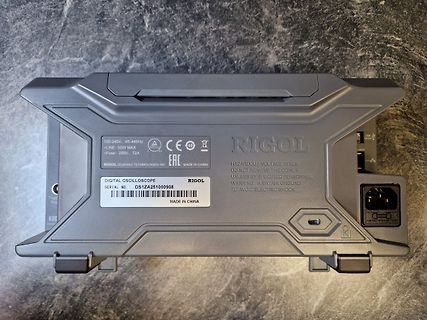 Rückseite eines Rigol Digital-Oszilloskops