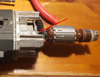 Elektromotor mit freigelegtem Anker und Bürsten