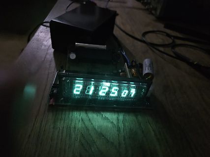 Leuchtendes LCD-Display auf Werkstattuntergrund