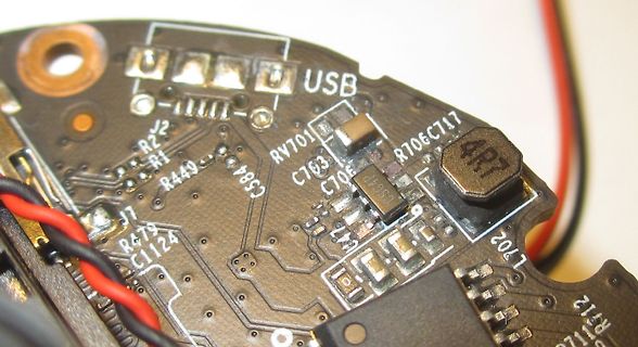 Nahaufnahme einer bestückten Leiterplatte mit USB-Anschluss