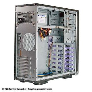 Offenes PC-Gehäuse mit Netzteil und Komponenten