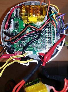 Geöffnete Elektronik mit Leiterplatte und Kabeln