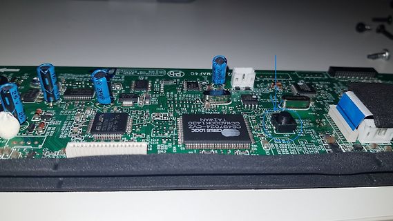 Bestückte grüne Leiterplatte mit Elektrolytkondensatoren und ICs