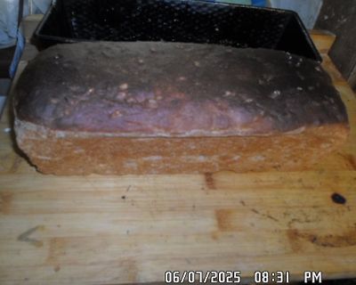 Laib Brot auf Holzbrett