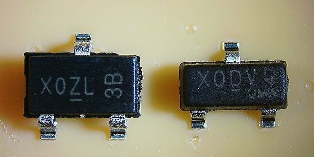 Zwei elektronische Bauteile