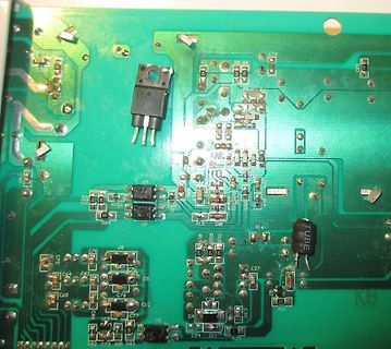 Nahaufnahme einer grünen Leiterplatte mit elektronischen Bauteilen